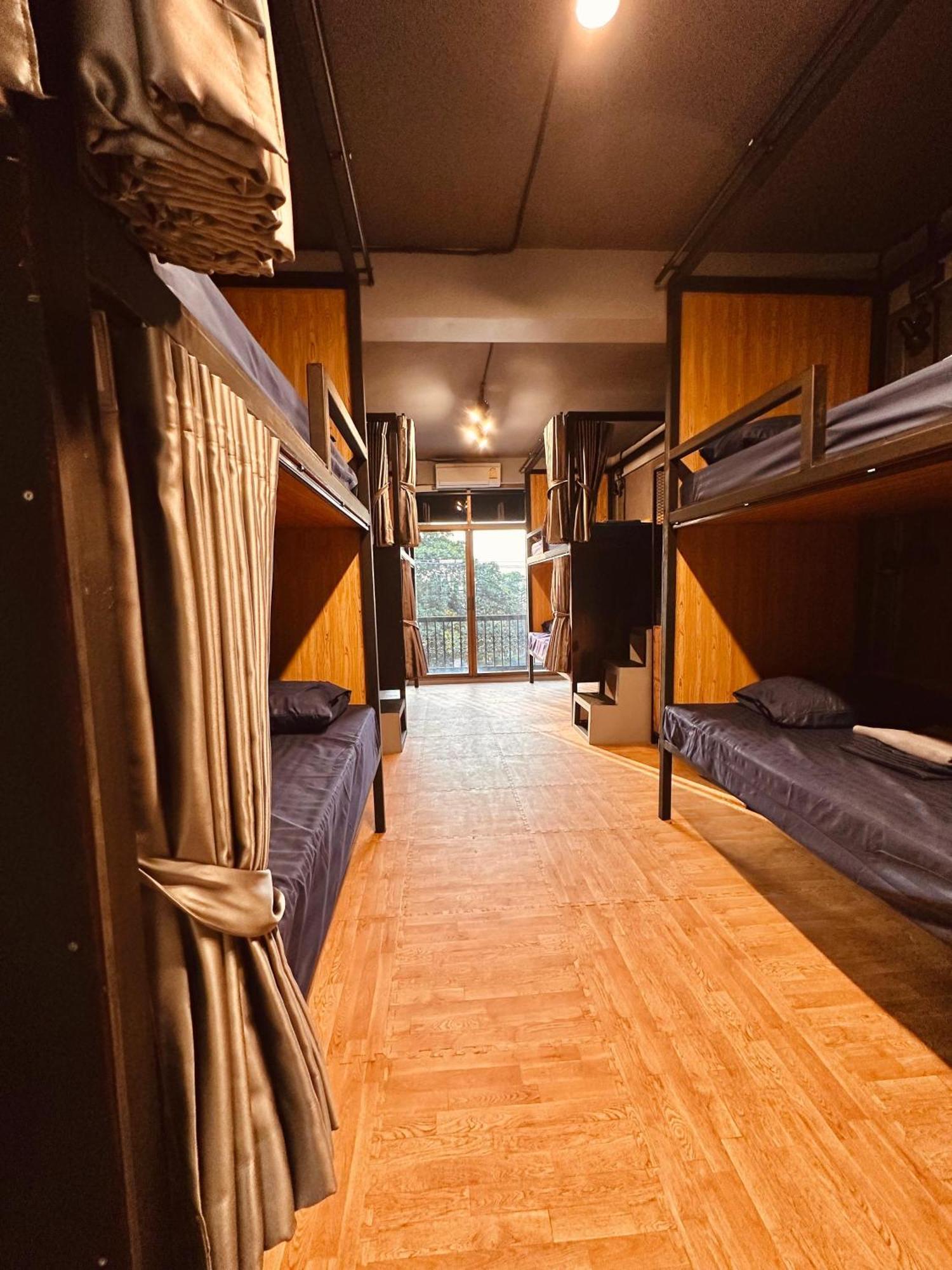 Hostel Friends Station & Cafe パッタヤー エクステリア 写真