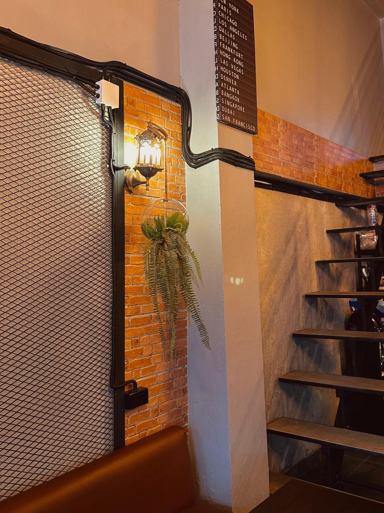 Hostel Friends Station & Cafe パッタヤー エクステリア 写真