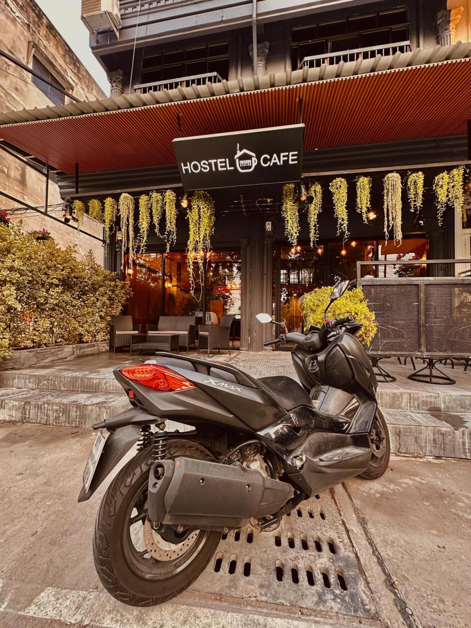 Hostel Friends Station & Cafe パッタヤー エクステリア 写真