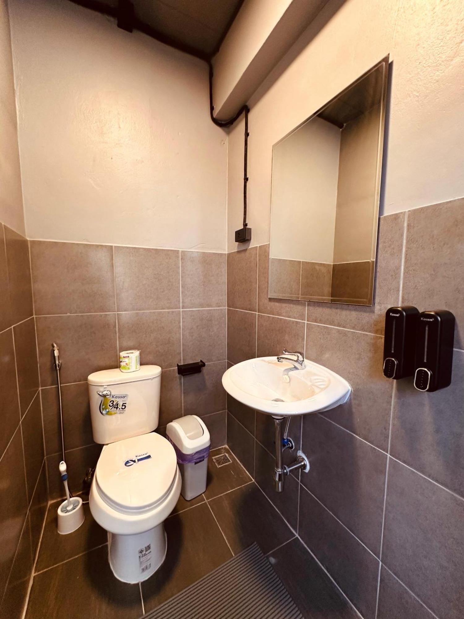 Hostel Friends Station & Cafe パッタヤー エクステリア 写真