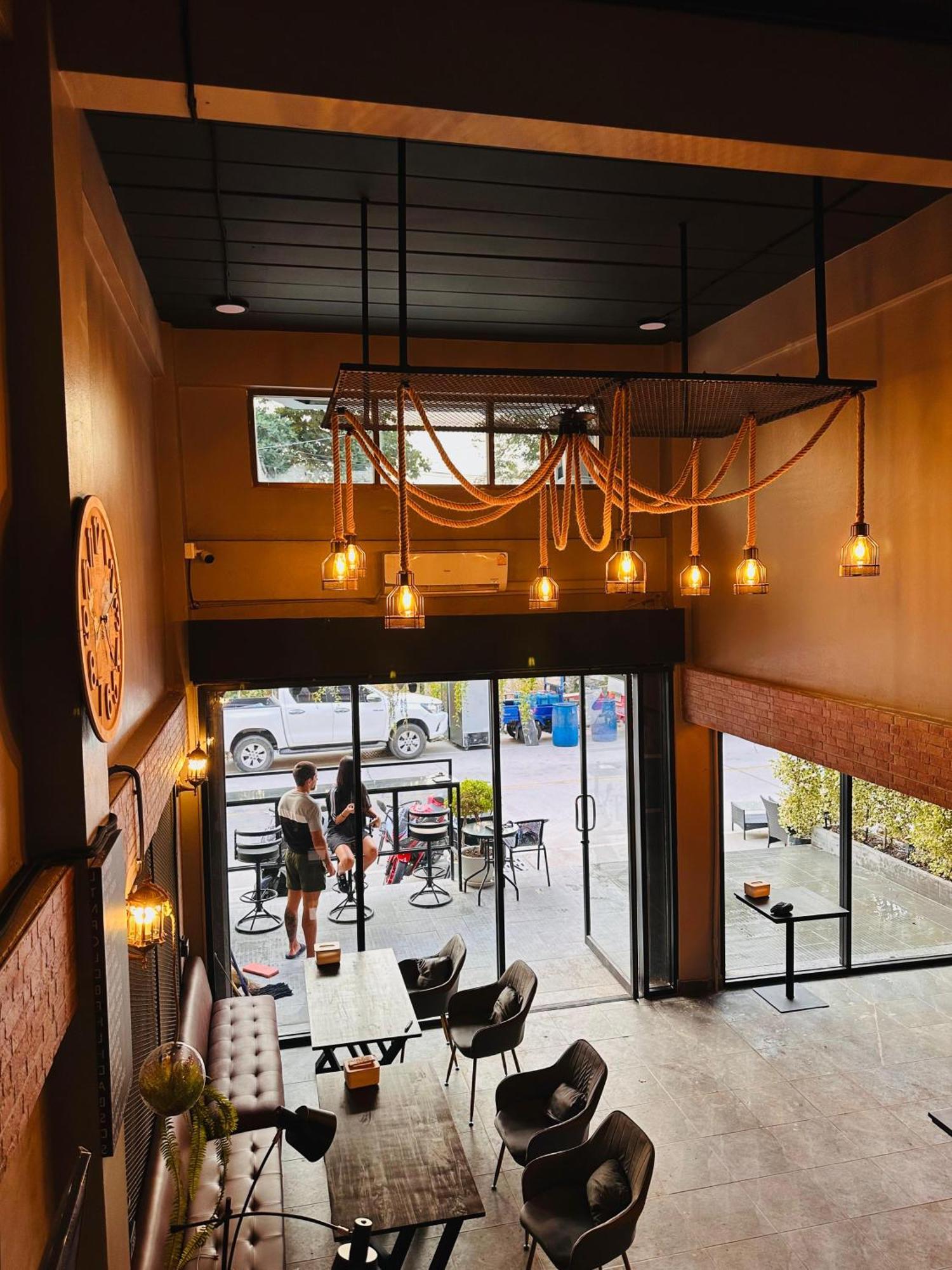 Hostel Friends Station & Cafe パッタヤー エクステリア 写真