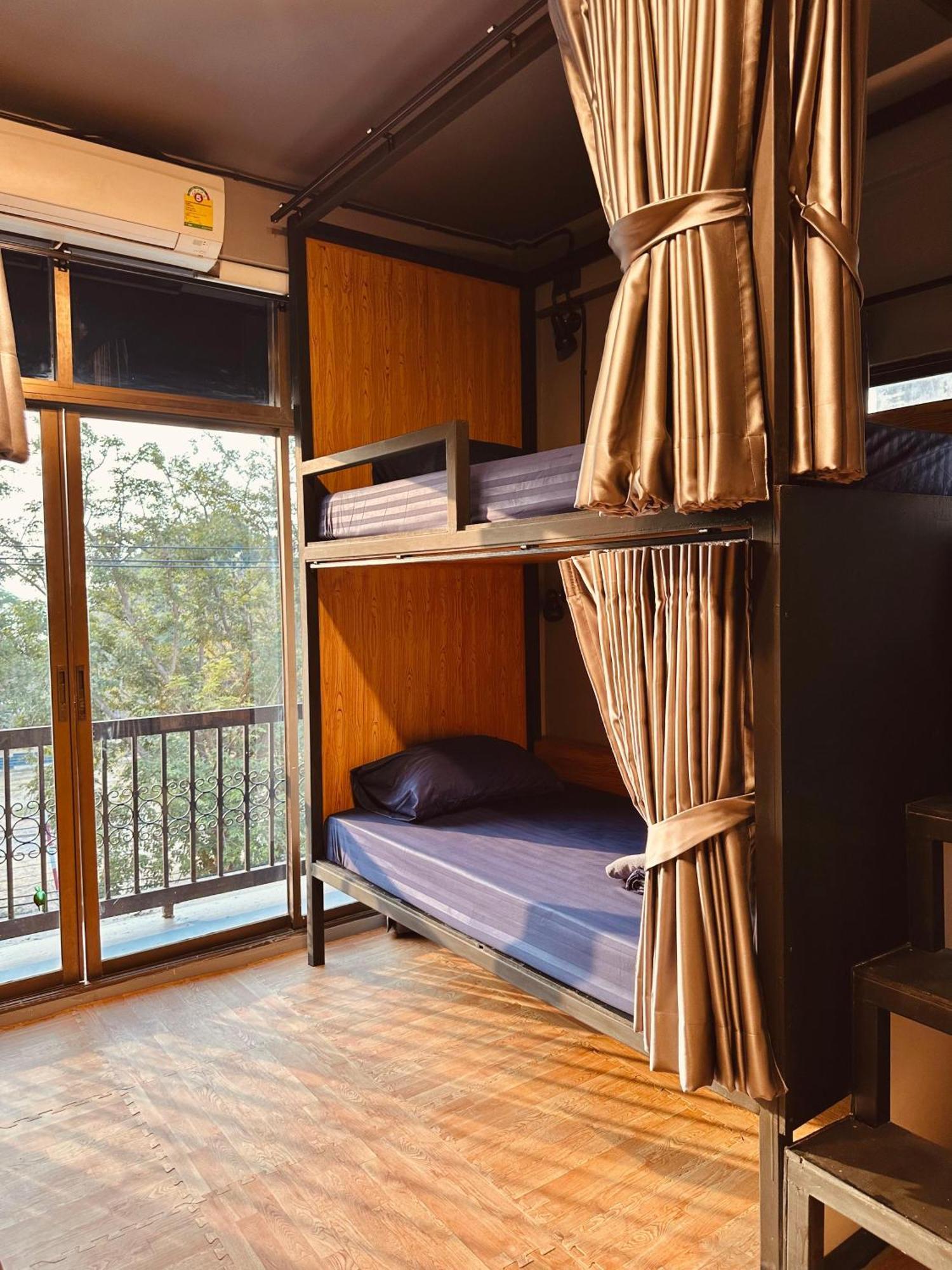Hostel Friends Station & Cafe パッタヤー エクステリア 写真