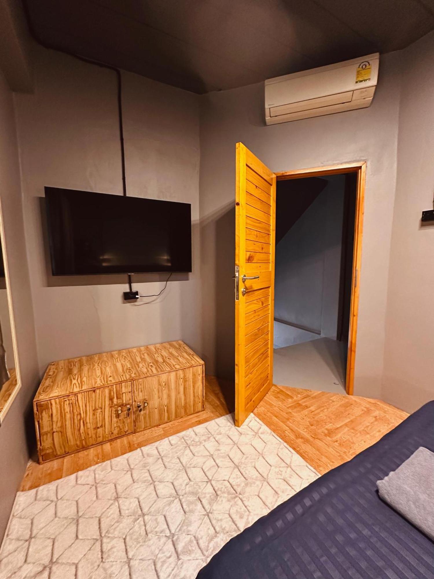 Hostel Friends Station & Cafe パッタヤー エクステリア 写真