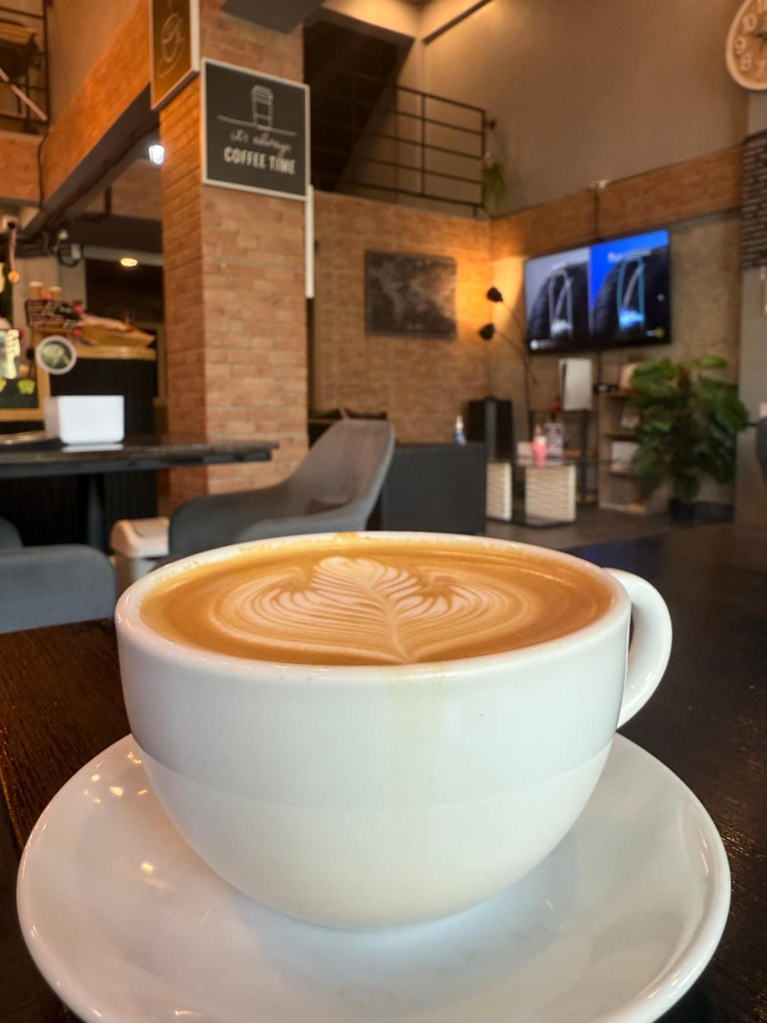 Hostel Friends Station & Cafe パッタヤー エクステリア 写真