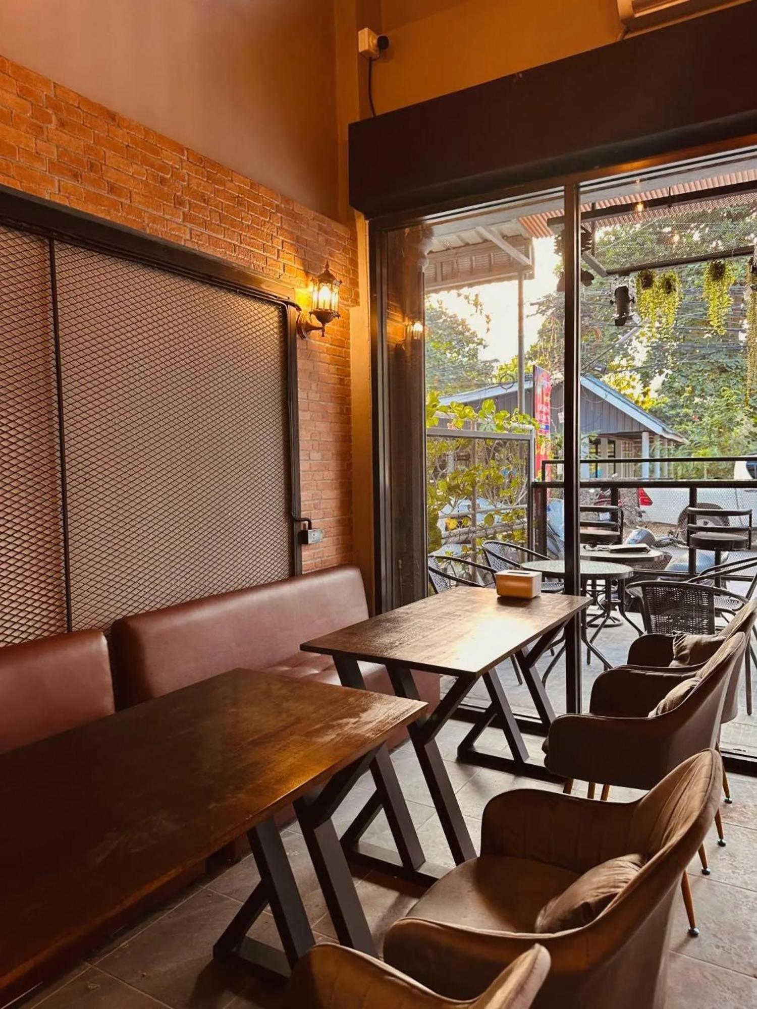 Hostel Friends Station & Cafe パッタヤー エクステリア 写真